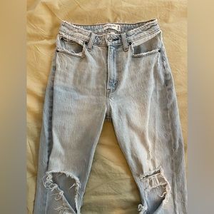 Abercrombie & Fitch The Mom high rise destroyed light denim!